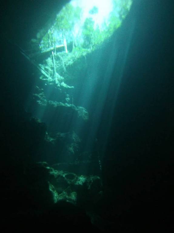 Raios de sol penetram nas águas transparentes do Cenote The Pit, em Tulum, no Yucatán, sul do México